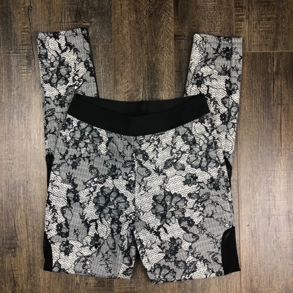 Line Up - Black & White Floral Lace Print Leggings